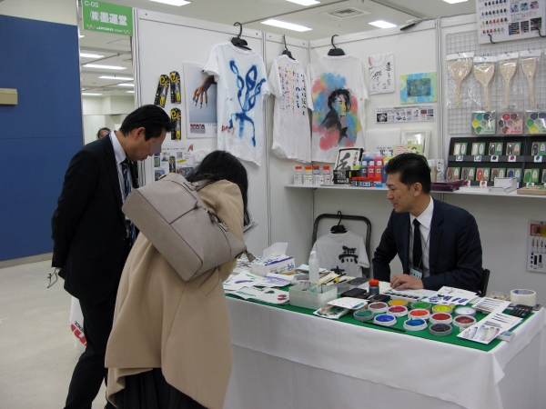 顔料と膠を混ぜる難しい練り作業は、練達の墨職人が行い、硯で磨るだけで鮮やかな伝統的な色彩が得られる日本画用絵具「彩墨あや」を用いた実演。墨運堂