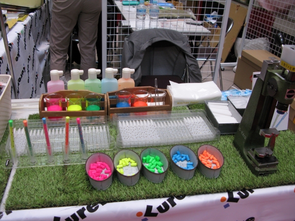 墨、書道用具、文具メーカー呉竹はオリジナル蛍光ペン作り。自分だけの蛍光ペンが作れると人気を集めた。