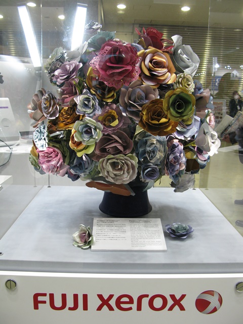 富士ゼロックスIridesseProduction Pressのメタリックカラーで出力した様々な用紙。アートとデジタル印刷の融合で生まれたバラの花「IridesseProduction Press・假屋崎省吾・女子美術大学」