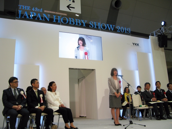 表彰式で商品担当は「クラフト小町がより多くの皆様のあらゆるハンドメイドのお手伝いができるアイテムへと成長していけるように精進して参ります」と喜びを述べた。