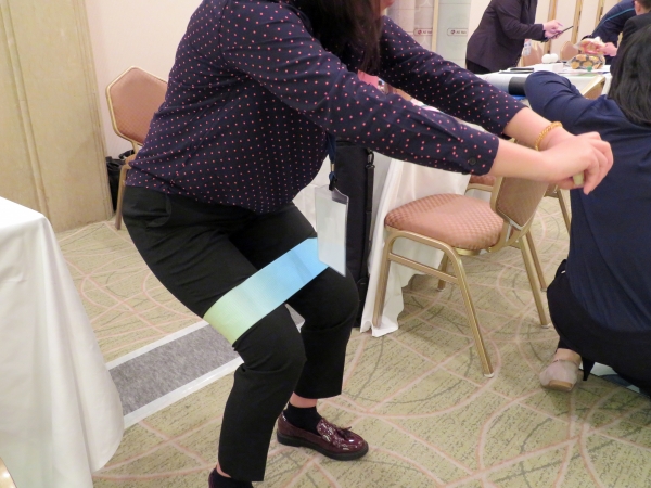 太ももと腹筋が鍛えられる「スクワットベルト」TAKUE CO., LTD.