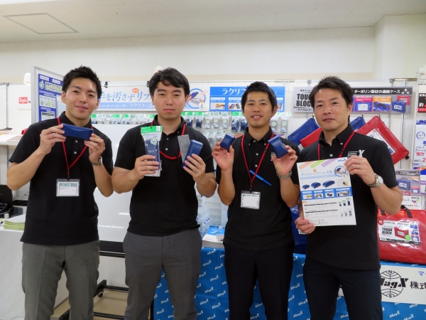 つまみを持って引っ張るだけ！手を汚さずに簡単リフィル交換。「ホワイトボードイレーザーラクリフ」マグエックス
