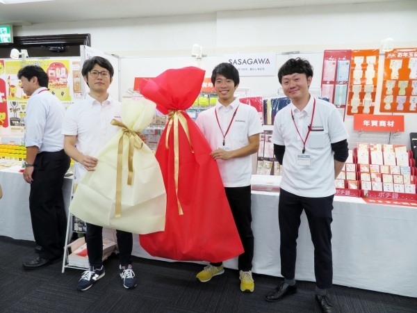 大きなベビーカーのプレゼントや譲り渡しに！BIGサイズのプレゼントがスッポリ入る「超BIG巾着高さ100㎝/150㎝」ササガワ