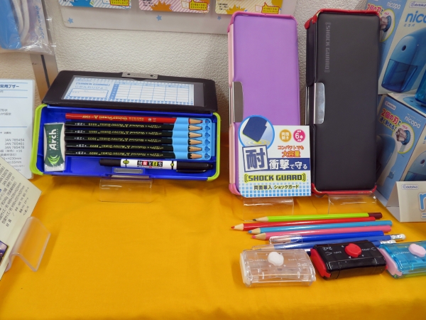 鉛筆6本収納！コンパクトでも大容量、耐衝撃で守るガード加工「両面筆入ショックガード」デビカ