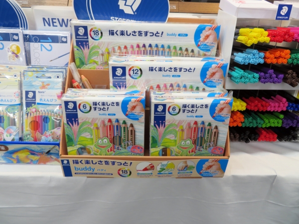 対象年齢は2歳以上、滑らかな描き心地、描いた上を水を含ませた筆でなぞれば水彩色鉛筆に。汚れても水拭きや洗濯など水で洗い落とせる「バディ色鉛筆」ステッドラー日本