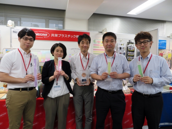 横穴に鉛筆やペン先を入れて走らせ平行の線を引くための定規「ヘイコウのものさし」共栄プラスチック　銅賞受賞