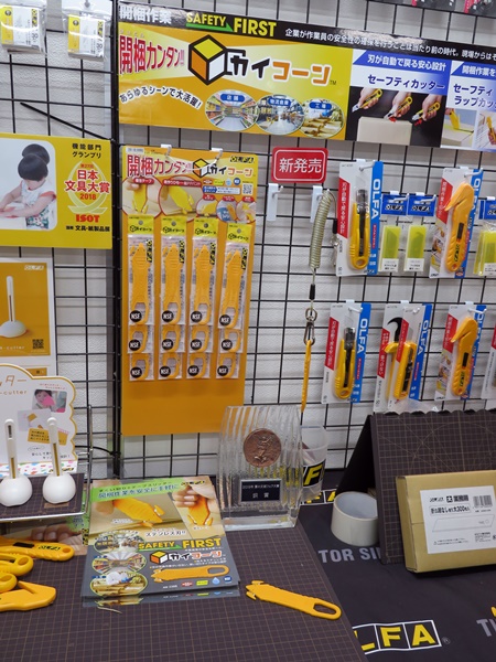 刃に指が触れにくい安心設計の開梱用カッター「カイコーン」オルファ　銅賞受賞