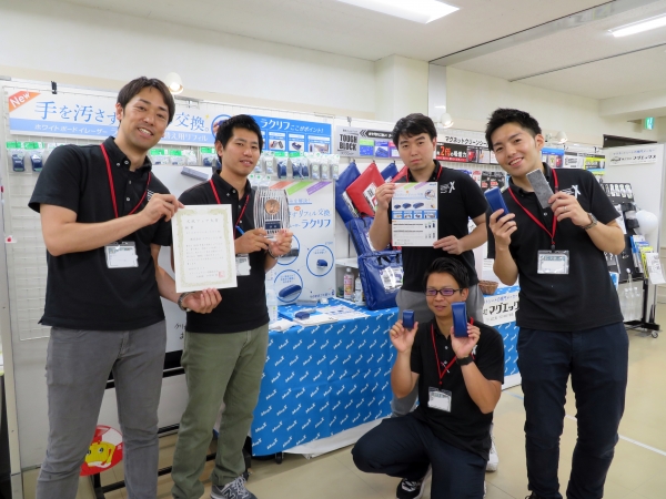つまみを持って引っ張るだけ！手を汚さずに簡単リフィル交換。「ホワイトボードイレーザーラクリフ」マグエックス　銅賞受賞