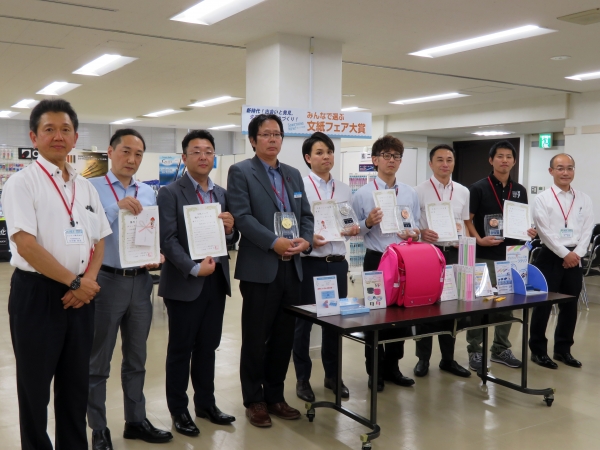 口分田代表幹事　日本理化学工業　トーヨー　シード　デビカ　共栄プラスチック　オルファ　マグエックス　林副代表幹事　(左から) 