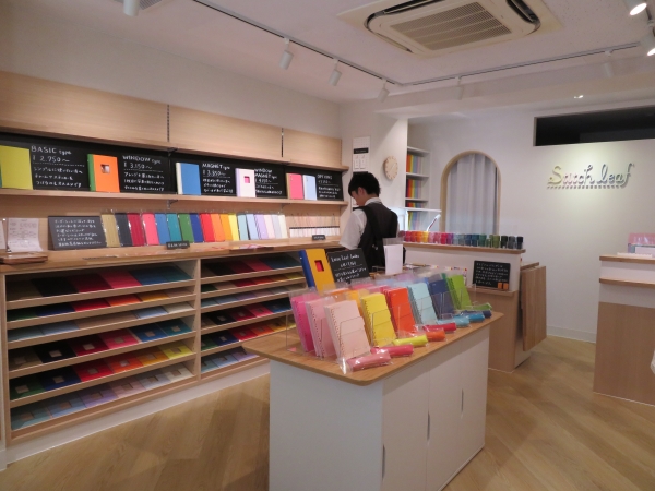 注文を受けてから希望の色の組み合わせでバインダーを作る。