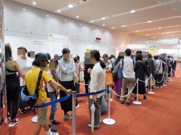 午後1時からの一般公開を前に親子連れなど長蛇の列