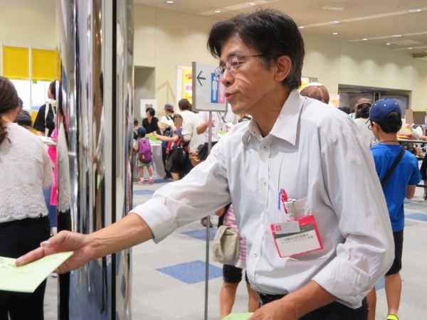 そして会場では「あなたが選ぶ新製品人気コンテスト」も実施され、投票表紙を担当者が懸命に配布