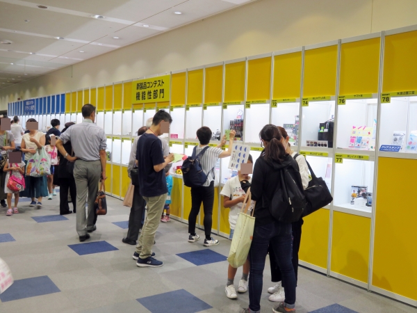 各社の新製品を一つひとつ丁寧に選ぶ来場者「あなたが選ぶ新製品人気コンテスト」