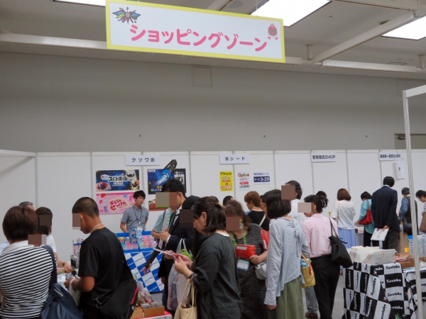 各社の商品を購入できるショッピングゾーンは大盛況