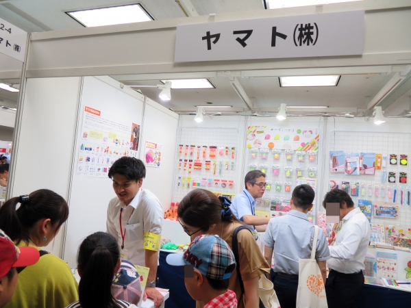 子ども達も文具の新製品に興味津々