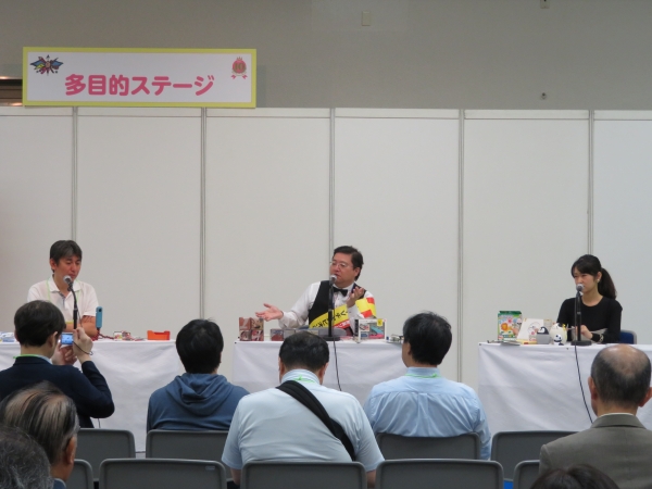 美崎栄一郎氏（商品コンサルタント）、菅未里（文具ソムリール）、石津大氏（文房具ソムリエ）による講演