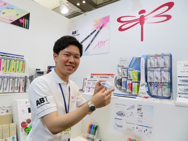 驚くほど軽く引けて、分厚い封筒もピタッ!テープのりの快適性と信頼性を高めます「ピットエアー」トンボ鉛筆