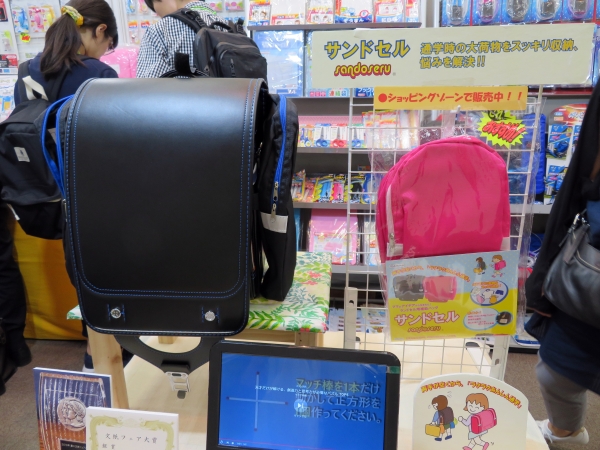 ランドセを二つの補助バックではさんで固定し、通学時の荷物をスッキリ収納「サンドセル」デビカ
