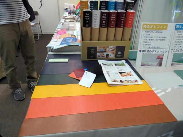 ミワックス、色鉛筆をイメージした１２色展開のデスクマット「ＴＨＥ　ＤＥＳＫ　ＭＡＴ」