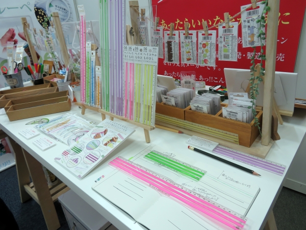 「平行の線を引くための定規」は、中央が細い横穴にくり抜かれいて線が引けるようになっている。共栄プラスチック