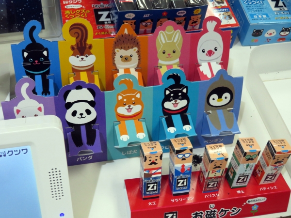 消しクズが磁石にくっつく磁ケシ新製品「お磁ケシ」。消しクズで頭部がフサフサに！？クツワ