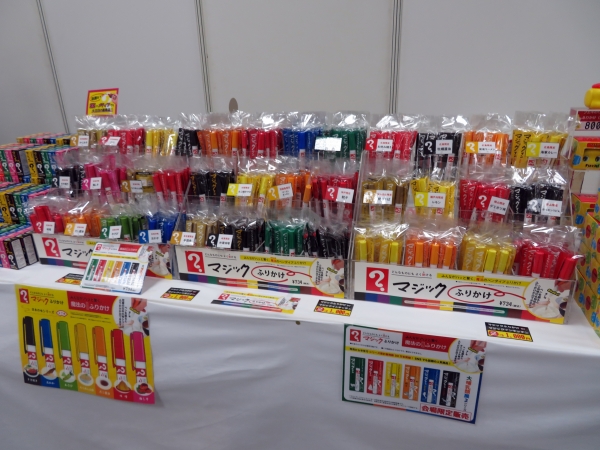 1953年発売の超ロングセラー油性マーキングペン『マジックインキ』が、ペンタイプのふりかけになった「マジックふりかけ」ヘソプロダクション