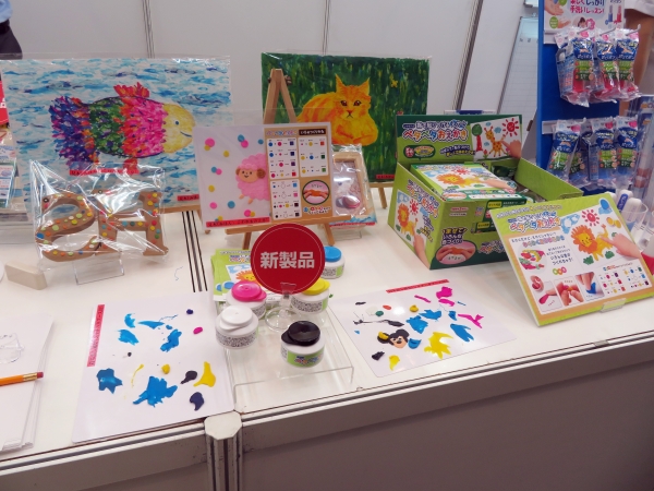 指で絵を描く新感覚のおえかき!指で貼りつけるえのぐ「ペタペタおえかき 5色セット」シヤチハタ