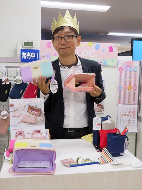 一瞬でペントレーになるペンケース 『DELDE フラットポーチ』フレンチマカロンシリーズ