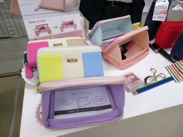 使う際はペンが取り出しやすいペントレーに変形し、持ち歩く際は長財布のようにフラットな形状に『DELDE フラットポーチ』