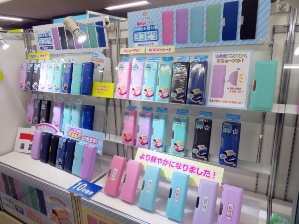 新入学2019商品には、ランドセルに横向きに入るコンパクト筆入れ「ヨコピタ」に片面筆入れ登場