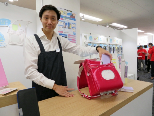 ランドセルのポケットからも出し入れしやすい。こだわりは、今までにない側面デザイン「うす型ふでいれハイるん」