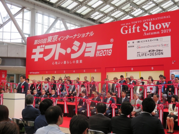 芳賀社長は「盛り沢山の企画イベントやジャンルで皆様をお迎えいたします」と挨拶