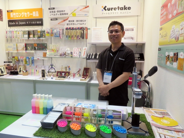 店頭集客にも繋がると好評のオリジナル蛍光ペン作りの実演　呉竹
