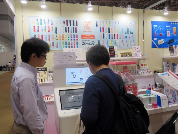タッチパネル操作で簡単にオリジナルスタンプを作れる「オスモ」シヤチハタ