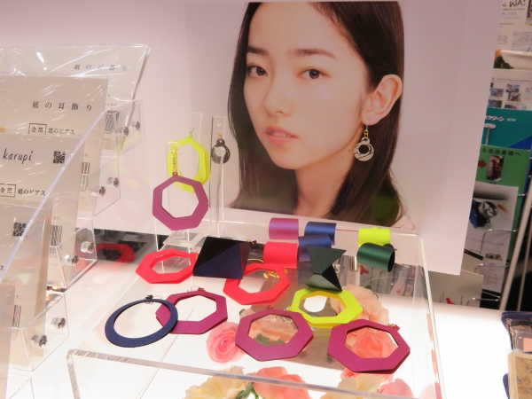 とっても軽くて、大振りのデザインでも耳が痛くならないのが嬉しい「紙のジュエリー」日照堂 