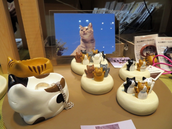 応援しているポーズのネコたちがカワイイ！カードスタンド「チアキャットカードスタンド３匹」　ティーズコレクション
