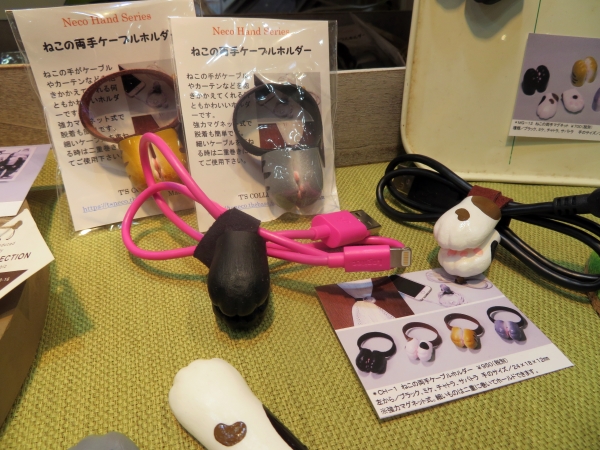 ピンクのかわいい肉球付き！イヤホンやケーブル、カーテン留め「ねこの両手ケーブルホルダー」　ティーズコレクション