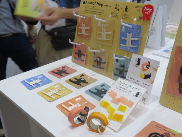 マスキングテープに装着しテープをカットできる、ハグする動物型テープカッター「アニマルハグ」スガイワールド