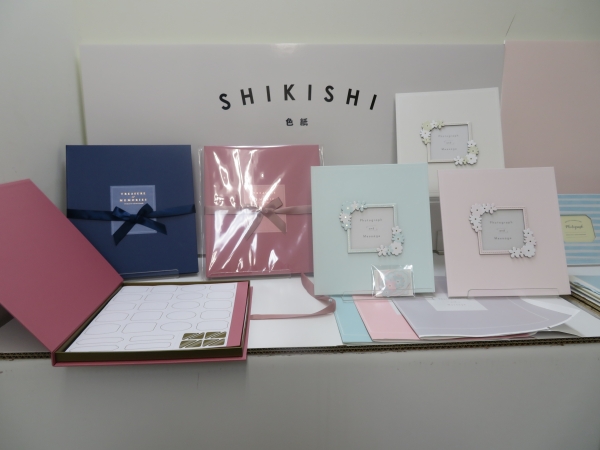 贈る相手とシチュエーションに合わせて選べる色紙。フェミニンなフラワーモチーフ「写真を贈る色紙」。フォーマルなシーンに「箱入り色紙」。
