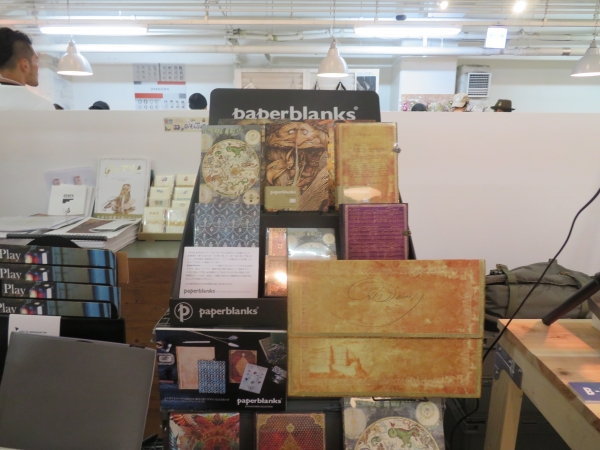Paperblanksは、1973年に出版社として創業したＨａｒｔｌｅｙ＆Ｍａｒｋｓ。創業者の『書く文字と本』への熱い想いを一冊一冊に感じられるよう、入念な製本、革新的なデザイン、そして丹精込めた手作業、これらすべてをもって作り上げられている。