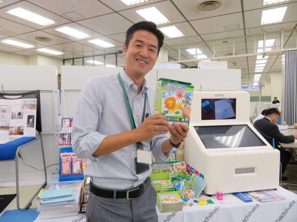 指で貼りつける新感覚えのぐ「ペタペタおえかき 5色セット」シヤチハタ