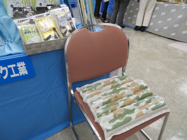 付属のストローで空気を吹き込むだけでエアクッション。遠足やスポーツ観戦などに「ザブポン」和弘プラスチック工業