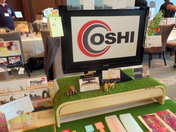 緑の芝生で癒し効果！芝生のＰＣモニター台　OSHI CO., LTD.