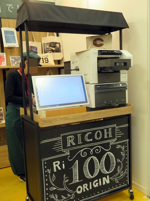 衣類などに直接印刷できる低価格小型ＤＴＧプリンター「ＲＩＣＯＨ Ｒｉ １００」リコー