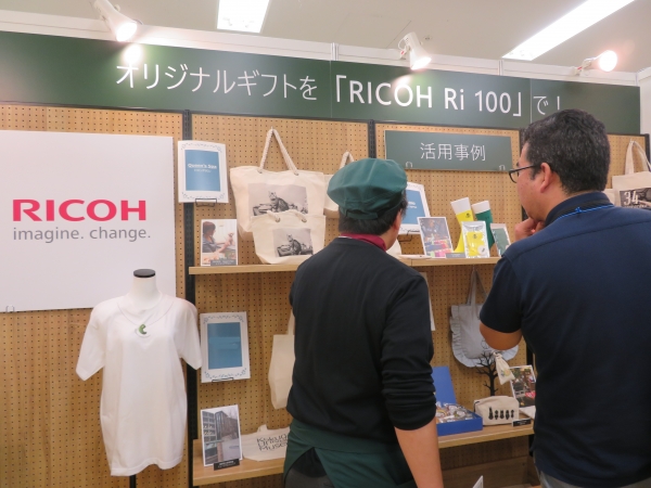  衣類などに直接印刷できるＤＴＧプリンター「ＲＩＣＯＨ Ｒｉ １００」ならオリジナルＴシャツやトートバッグが1枚から作れます！自社で販促品やオリジナルブンランド商品の内製化が！リコー