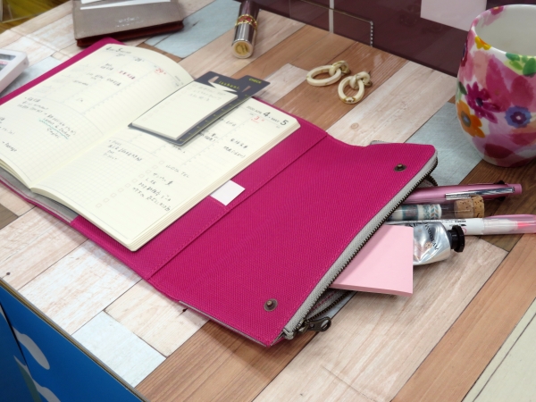 ペンケース部分もワイドに開いて収納しやすい「isshoni.ペンケース付手帳・ノートカバー」ダイゴー