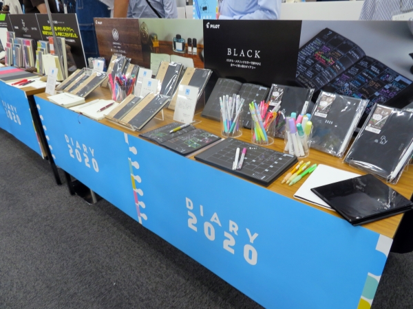 パステル・メタリックカラーで華やかに全ページまっ黒のダイアリー「B L A C K」見開き１ヶ月ブロック、パイロット