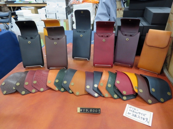 プレミアムピッグスキン（P.P.S）は東京下町のタンナー、革問屋協力のもと原皮から手間と時間のかかる製造方法まで拘りのオリジナル革を使用。違う色の革を組み合わせらる「ペンケース」。kawacoya