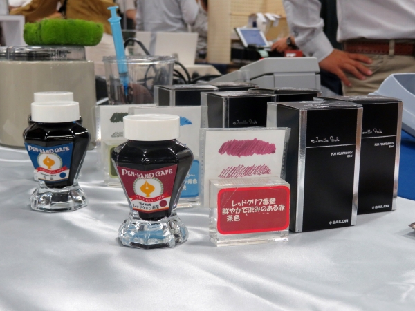 鮮やかで渋みのある赤茶色・オリジナルインク「レッドクリフ赤壁」ペンランドカフェ＋コメ兵