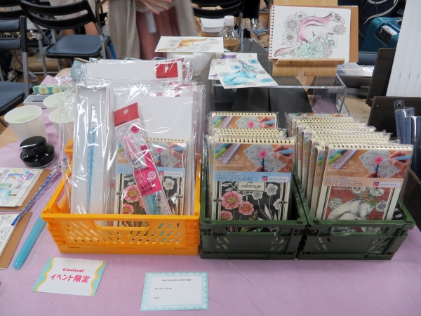 高級画用紙を使用し様々な画材に対応。万年筆インクと水筆があれば水彩画のような塗り方も楽しめる「カルトドゥコロリアージュ」ﾛﾝﾄﾞ工房
